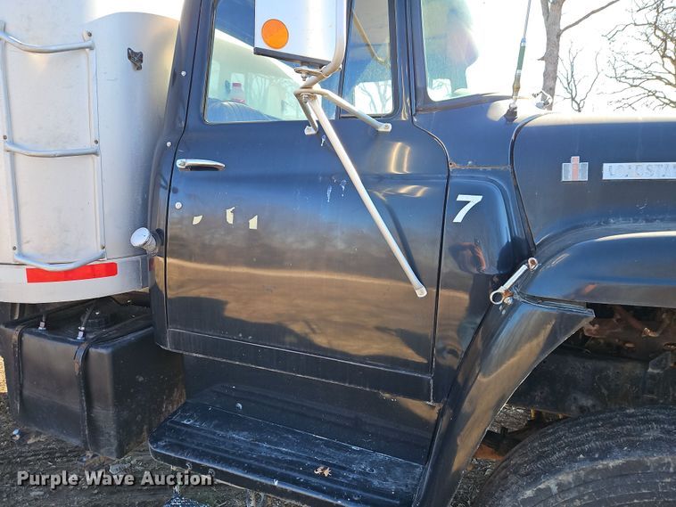 image for item EI8842 1977 International Harvester F-1800 grain truck