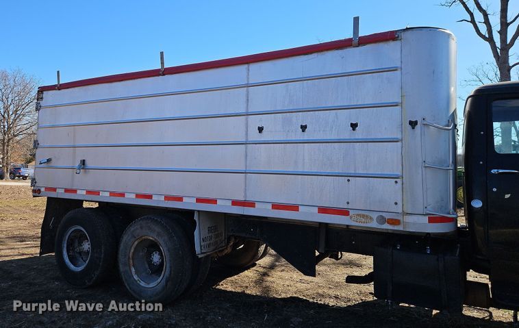 image for item EI8842 1977 International Harvester F-1800 grain truck