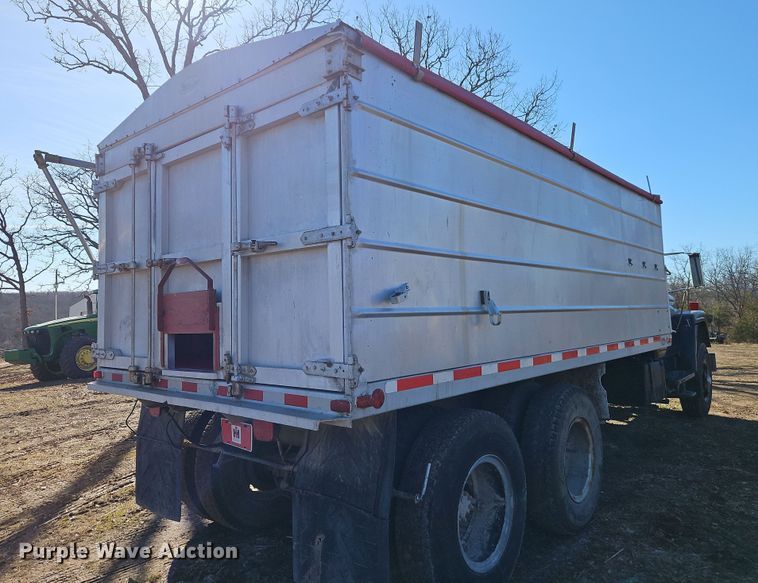 image for item EI8842 1977 International Harvester F-1800 grain truck