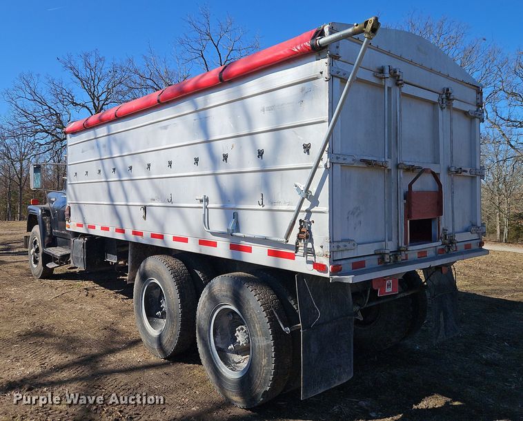 image for item EI8842 1977 International Harvester F-1800 grain truck