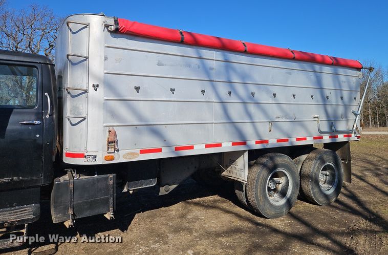 image for item EI8842 1977 International Harvester F-1800 grain truck