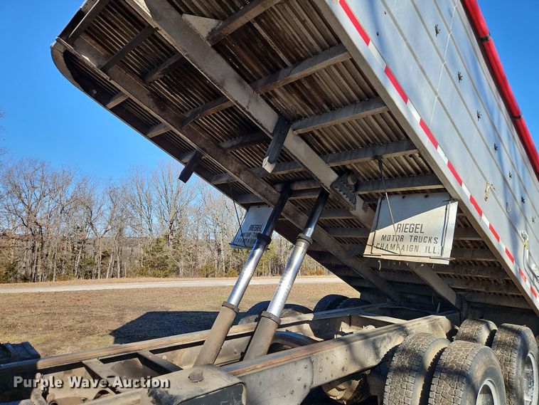 image for item EI8842 1977 International Harvester F-1800 grain truck