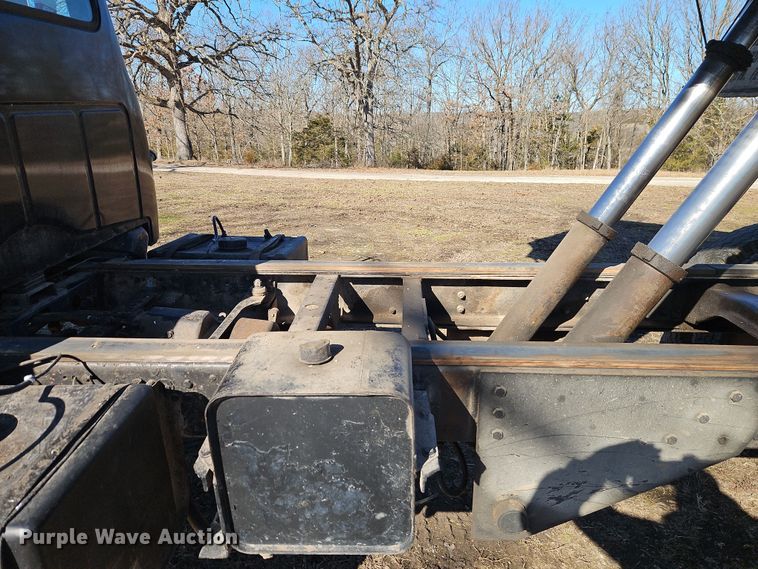 image for item EI8842 1977 International Harvester F-1800 grain truck