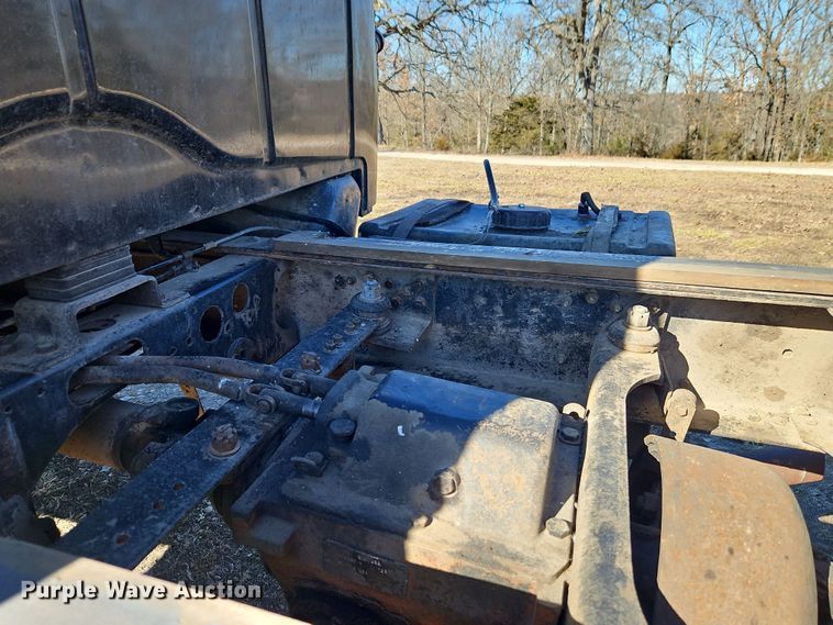 image for item EI8842 1977 International Harvester F-1800 grain truck