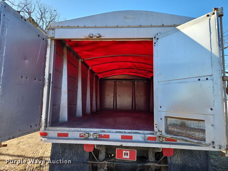 image for item EI8842 1977 International Harvester F-1800 grain truck