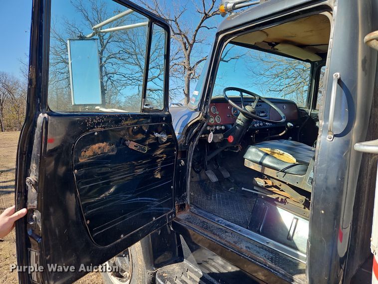 image for item EI8842 1977 International Harvester F-1800 grain truck