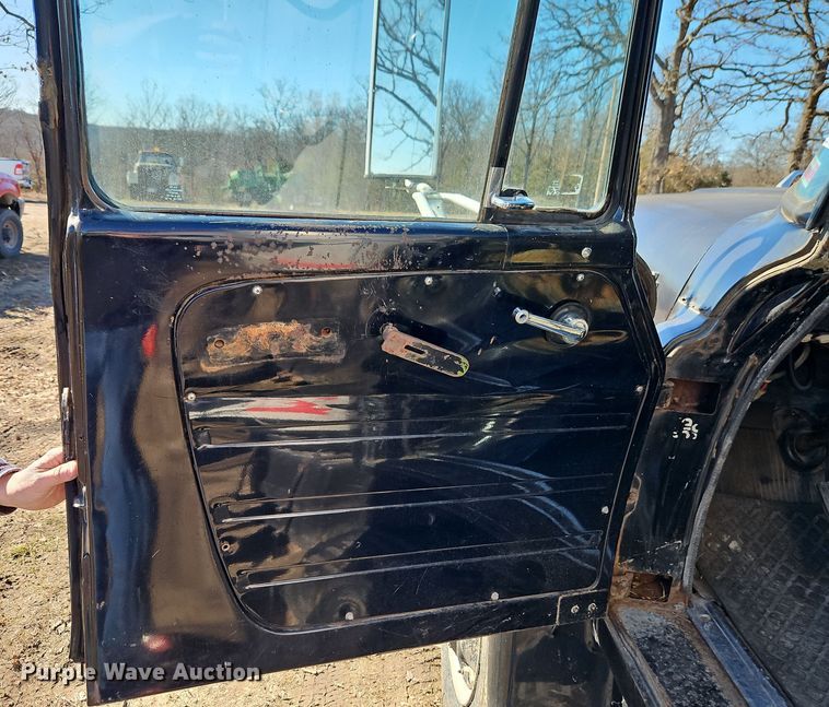 image for item EI8842 1977 International Harvester F-1800 grain truck