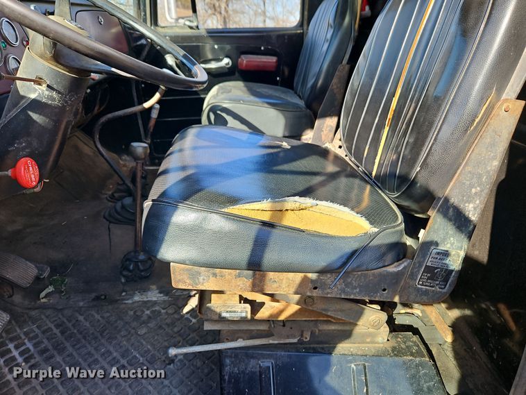 image for item EI8842 1977 International Harvester F-1800 grain truck