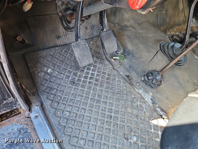 image for item EI8842 1977 International Harvester F-1800 grain truck