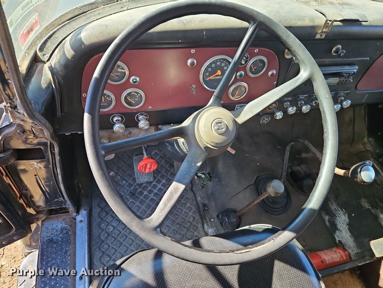 image for item EI8842 1977 International Harvester F-1800 grain truck