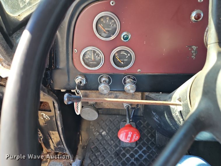 image for item EI8842 1977 International Harvester F-1800 grain truck