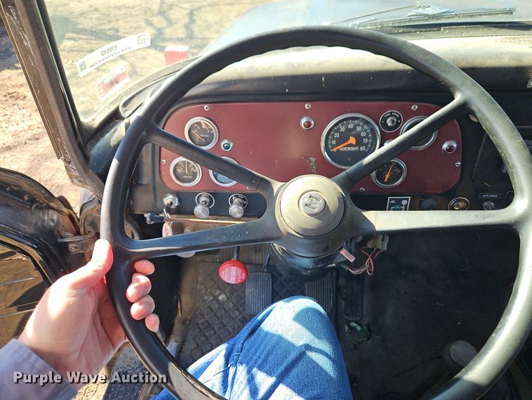 image for item EI8842 1977 International Harvester F-1800 grain truck