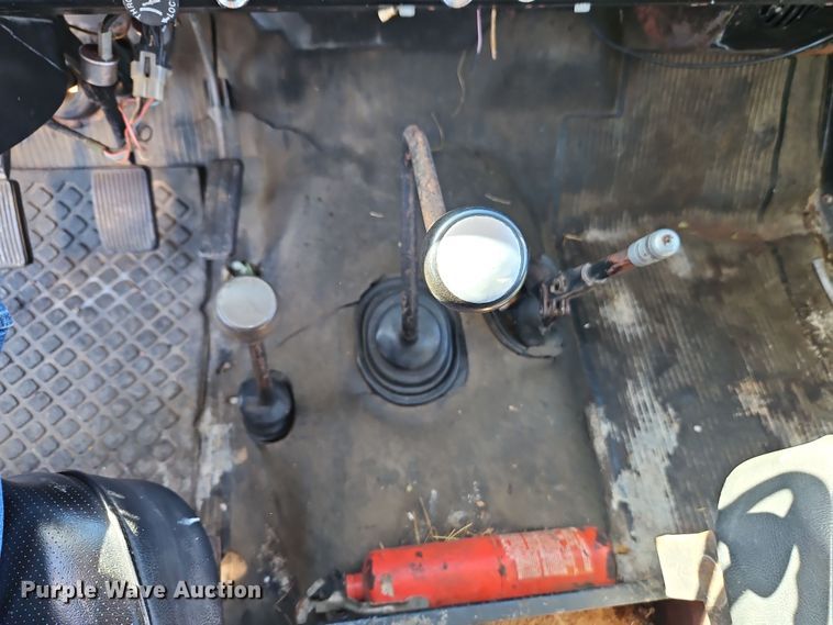 image for item EI8842 1977 International Harvester F-1800 grain truck