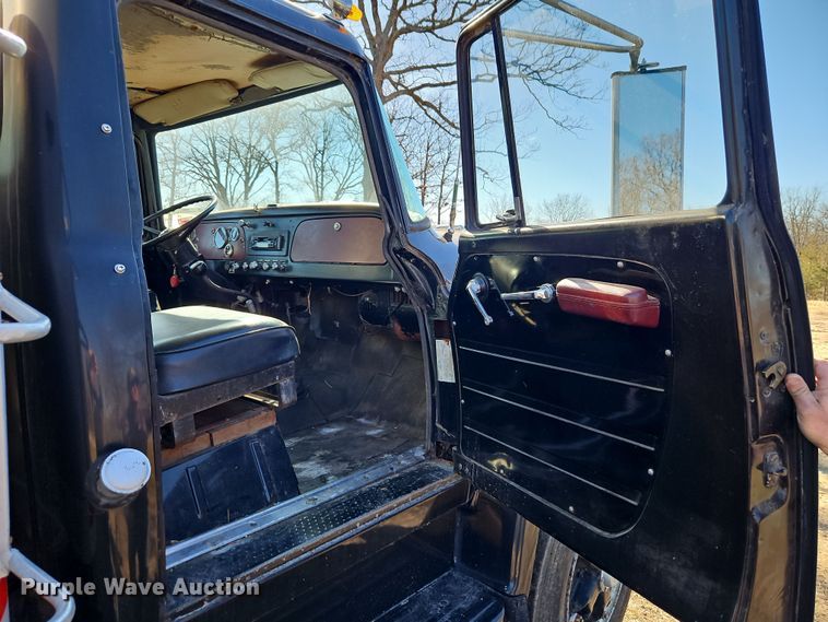 image for item EI8842 1977 International Harvester F-1800 grain truck