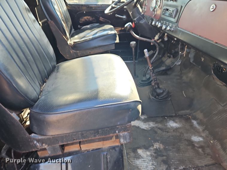 image for item EI8842 1977 International Harvester F-1800 grain truck