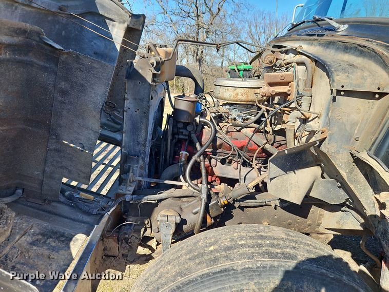 image for item EI8842 1977 International Harvester F-1800 grain truck