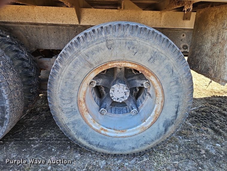 image for item EI8842 1977 International Harvester F-1800 grain truck