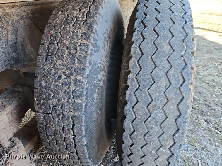 image for item EI8842 1977 International Harvester F-1800 grain truck