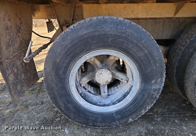 image for item EI8842 1977 International Harvester F-1800 grain truck