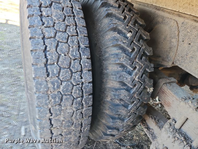 image for item EI8842 1977 International Harvester F-1800 grain truck