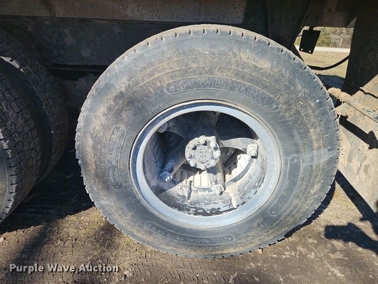 image for item EI8842 1977 International Harvester F-1800 grain truck