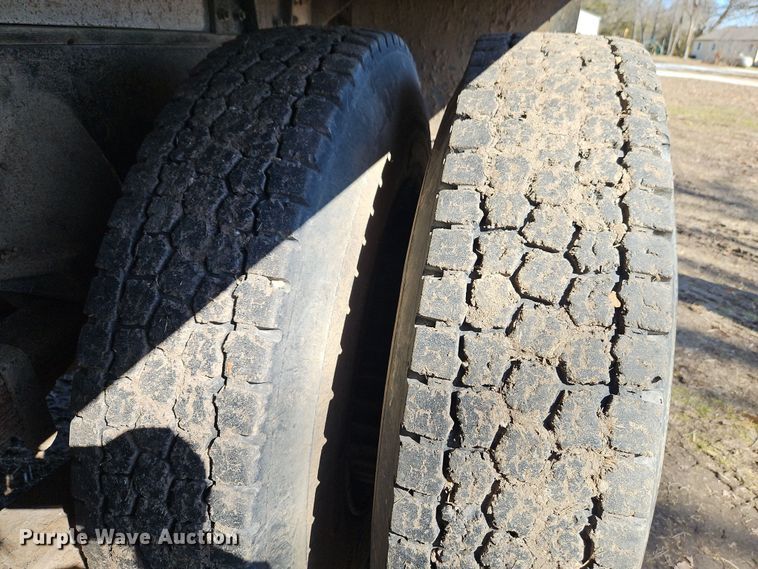 image for item EI8842 1977 International Harvester F-1800 grain truck