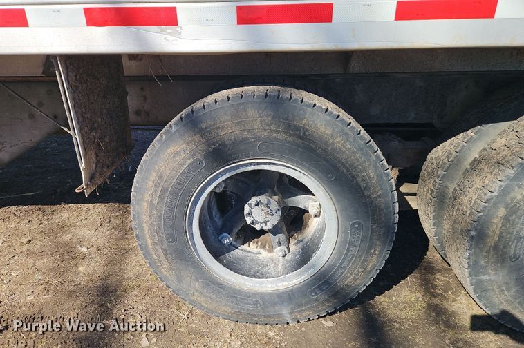 image for item EI8842 1977 International Harvester F-1800 grain truck