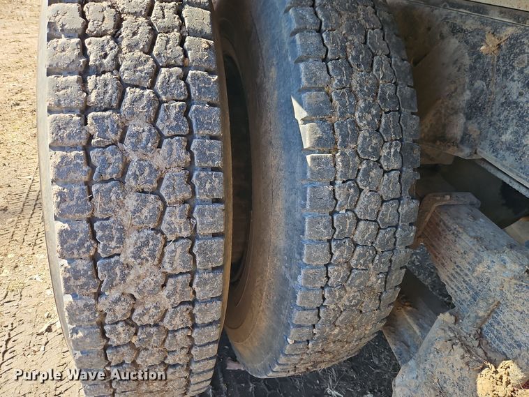 image for item EI8842 1977 International Harvester F-1800 grain truck