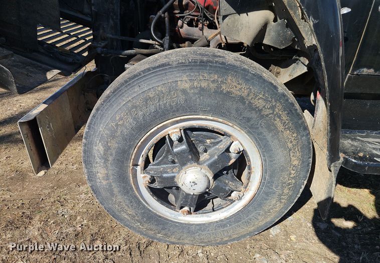 image for item EI8842 1977 International Harvester F-1800 grain truck