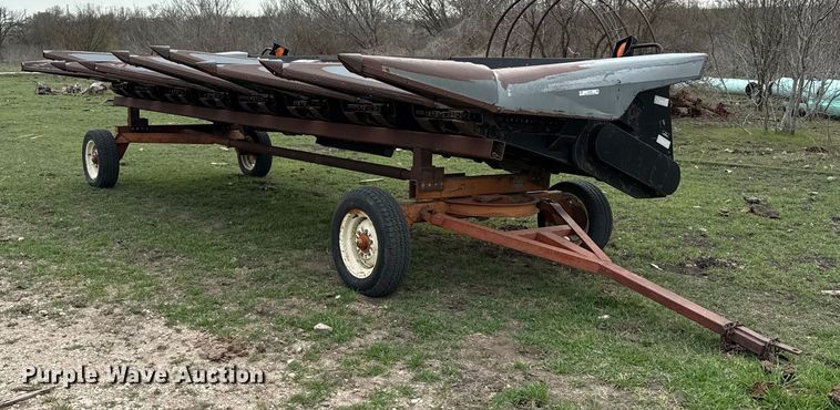 image for item EJ3496 Agco 830 corn head