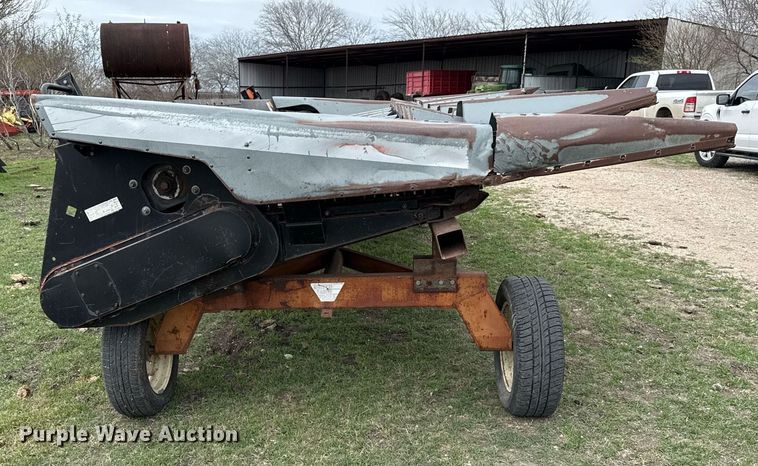 image for item EJ3496 Agco 830 corn head