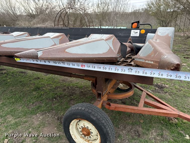 image for item EJ3496 Agco 830 corn head