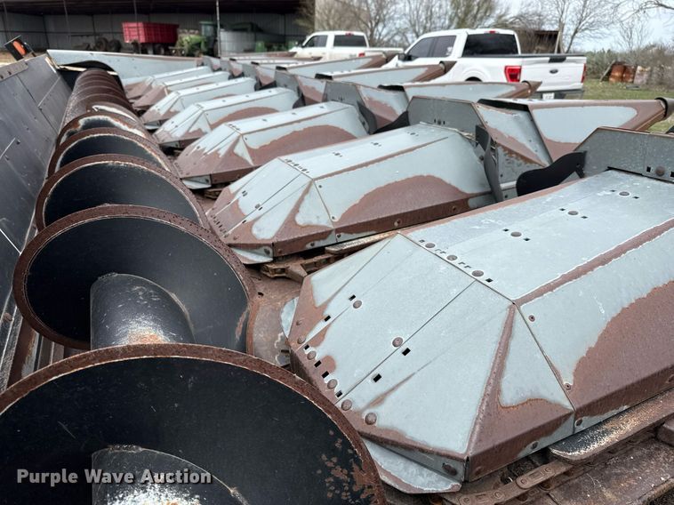 image for item EJ3496 Agco 830 corn head