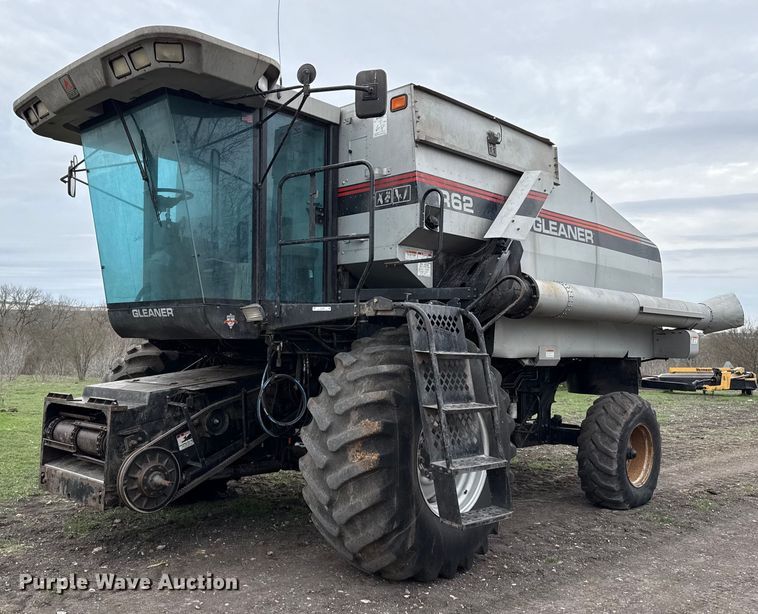 image for item EJ3498 1998 Gleaner R62 combine