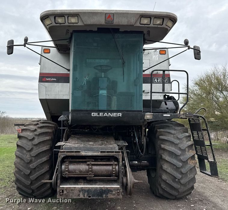 image for item EJ3498 1998 Gleaner R62 combine