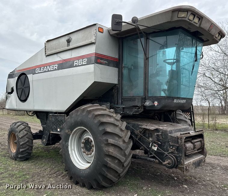 image for item EJ3498 1998 Gleaner R62 combine