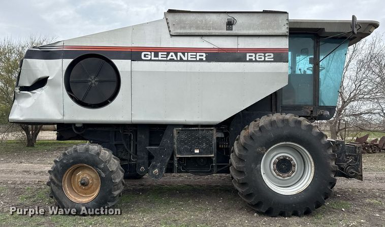 image for item EJ3498 1998 Gleaner R62 combine