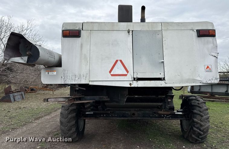 image for item EJ3498 1998 Gleaner R62 combine
