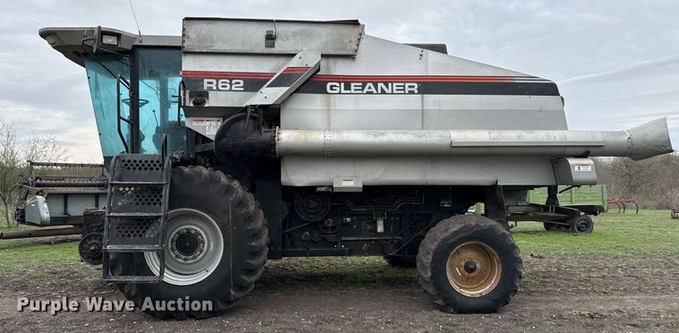 image for item EJ3498 1998 Gleaner R62 combine