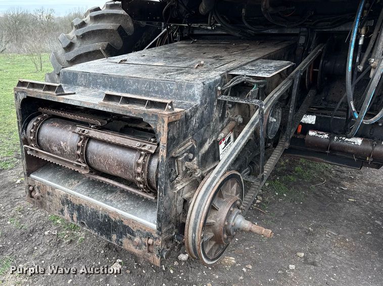 image for item EJ3498 1998 Gleaner R62 combine