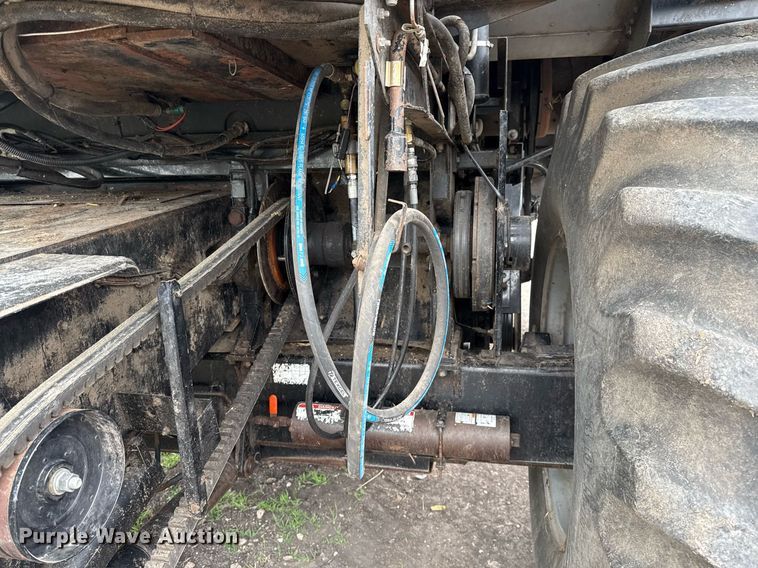 image for item EJ3498 1998 Gleaner R62 combine