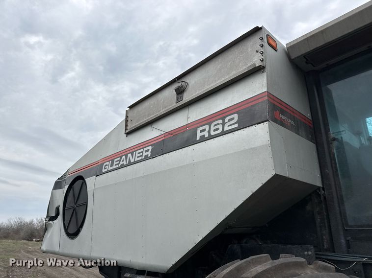 image for item EJ3498 1998 Gleaner R62 combine