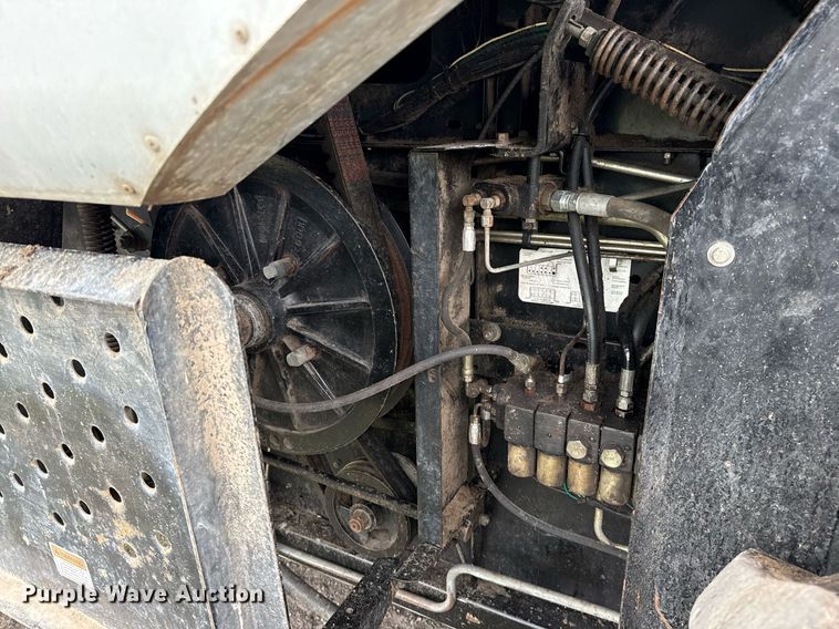 image for item EJ3498 1998 Gleaner R62 combine