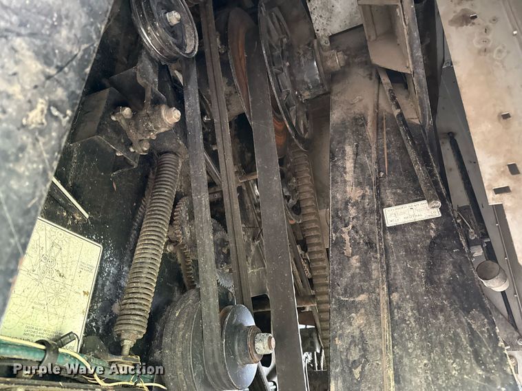 image for item EJ3498 1998 Gleaner R62 combine