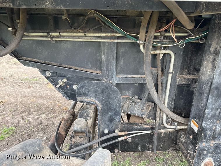 image for item EJ3498 1998 Gleaner R62 combine