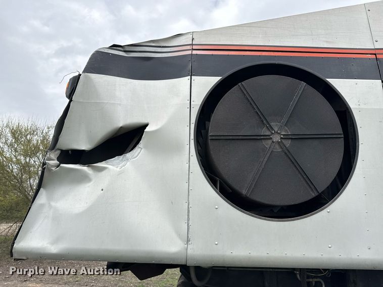 image for item EJ3498 1998 Gleaner R62 combine