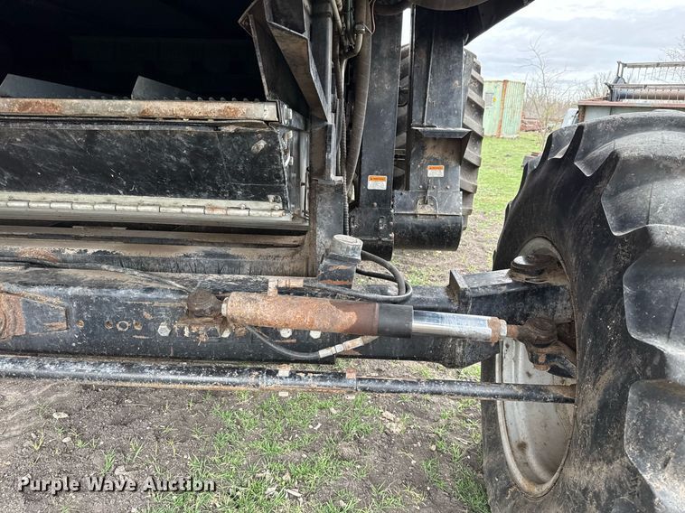 image for item EJ3498 1998 Gleaner R62 combine