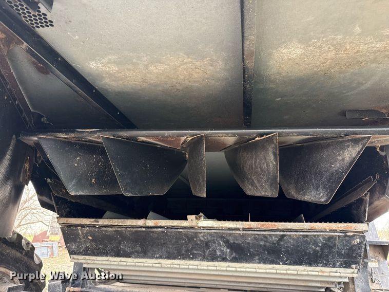 image for item EJ3498 1998 Gleaner R62 combine