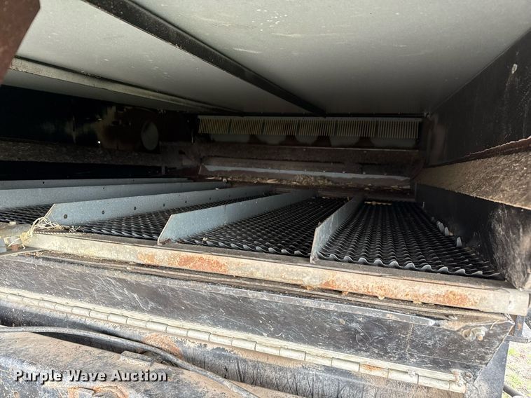 image for item EJ3498 1998 Gleaner R62 combine