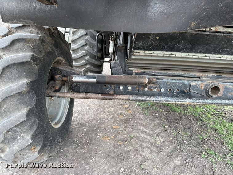 image for item EJ3498 1998 Gleaner R62 combine